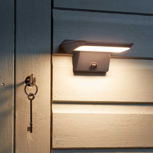 PIR Sentry Light 800L - Motion Sensor - Solar Charged -  Security Light 7 x 15 cm