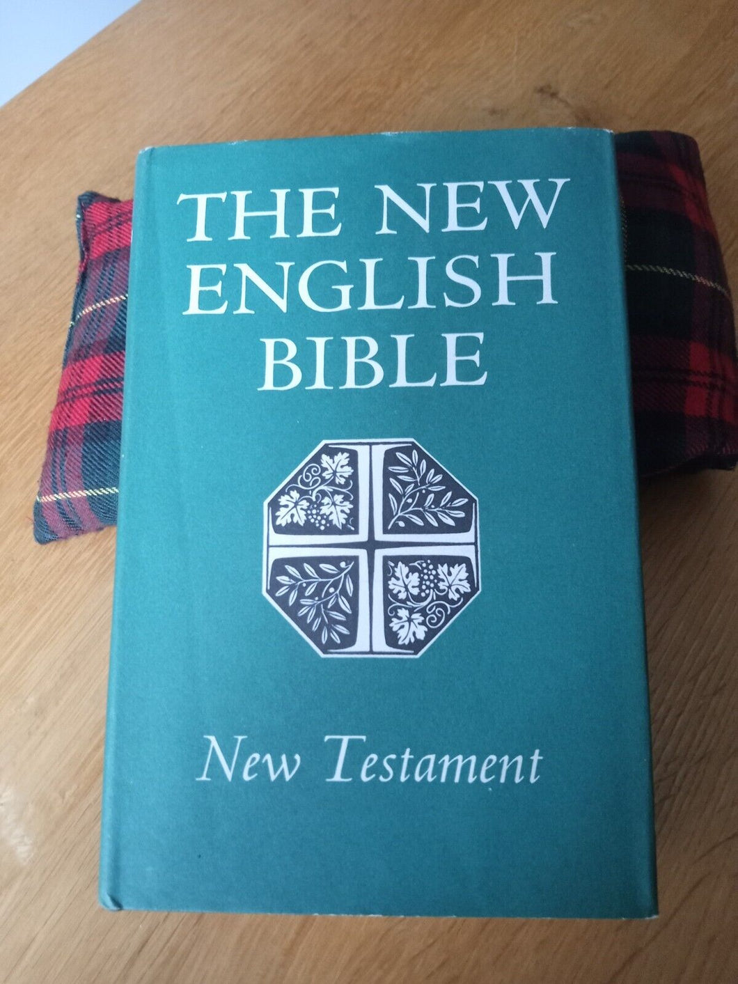 THE NEW ENGLISH BIBLE NEW TESTAMENT POPULAR EDITION [Unknown Binding]