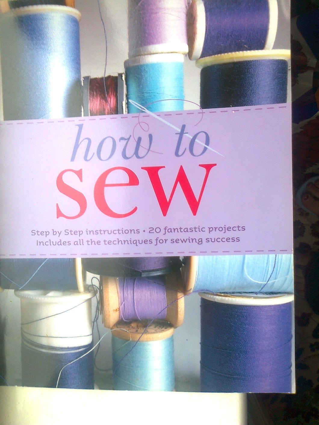 How To Sew. Step by step instructions. 20 fantastic projects. Includes all the techniques for sewing success. [Paperback] Nikki Trench